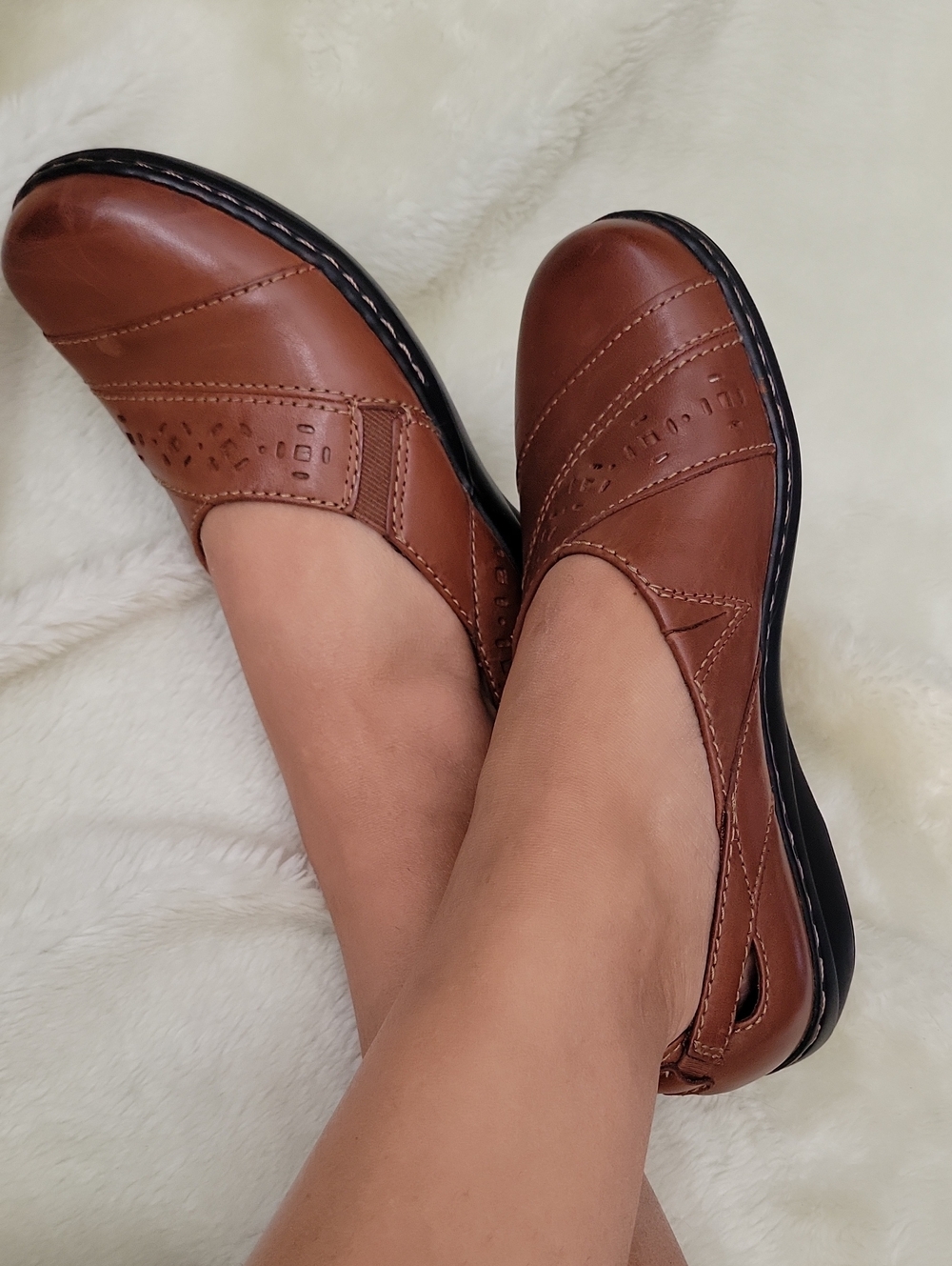 CLARKS Evianna Women's Brown Leather Slip-on. Size 6M